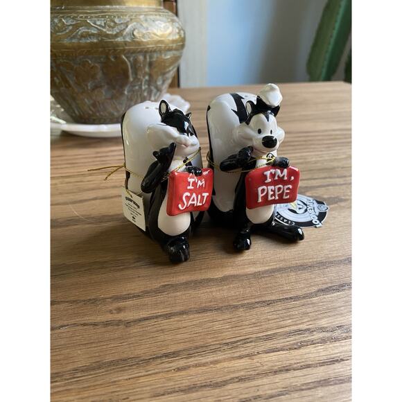 Vintage Looney Tunes Pepe Le Pew Penelope Skunk Warner Bros Salt Pepper Shakers - Picture 1 of 7
